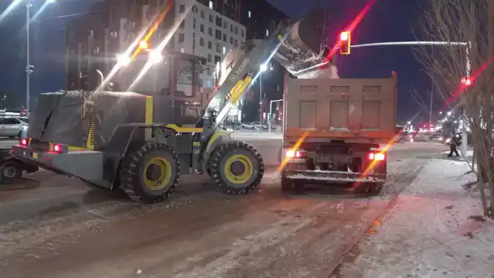 В Астане к уборке снега привлечено более 400 дорожных рабочих и около 1 000 единиц специальной техники (2)