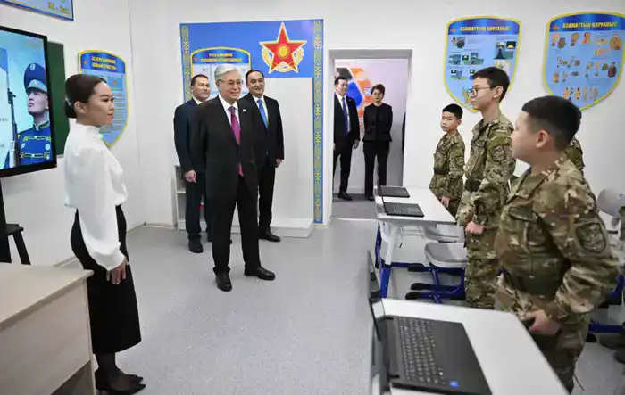 Глава государства посетил специализированную военную школу-интернат в Таразе (5)