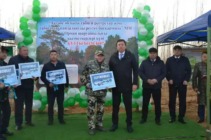 В Шалкарском районе передали автомобили и дроны для лесников в честь Дня работников лесного хозяйства