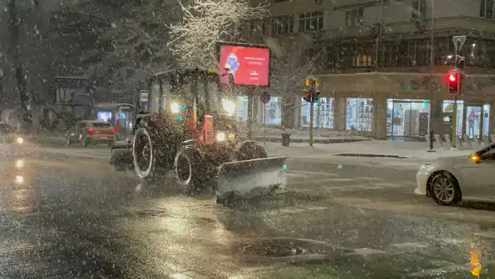 Коммунальные службы Алматы продолжают уборку города после снегопада (3)