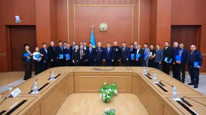 Поздравление энергетиков Карагандинской области с профессиональным праздником и награждение за достижения