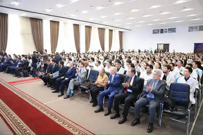 В Актобе авторы QazVac и эксперты в сфере медицины обсудили с будущими врачами национальные ценности (5)