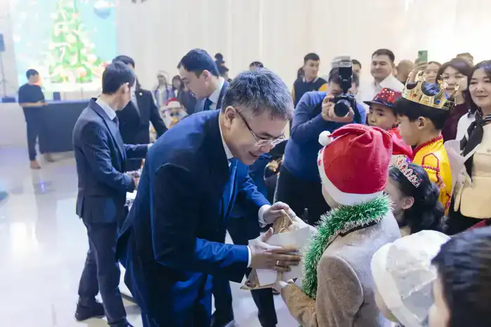 В Атырау состоялась традиционная Президентская ёлка с участием 300 детей