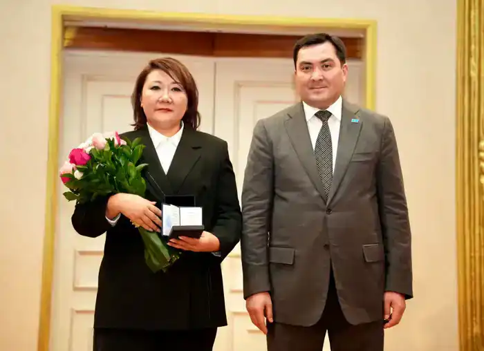 Госнаграды за свет и тепло: Министр энергетики Ерлан Аккенженов поздравил работников отрасли с профессиональным праздником (3)