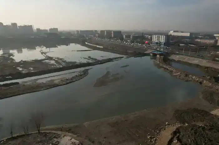 В Алматы понтонные мосты на Сайране ежегодно снимают на зиму из-за понижения уровня воды (5)