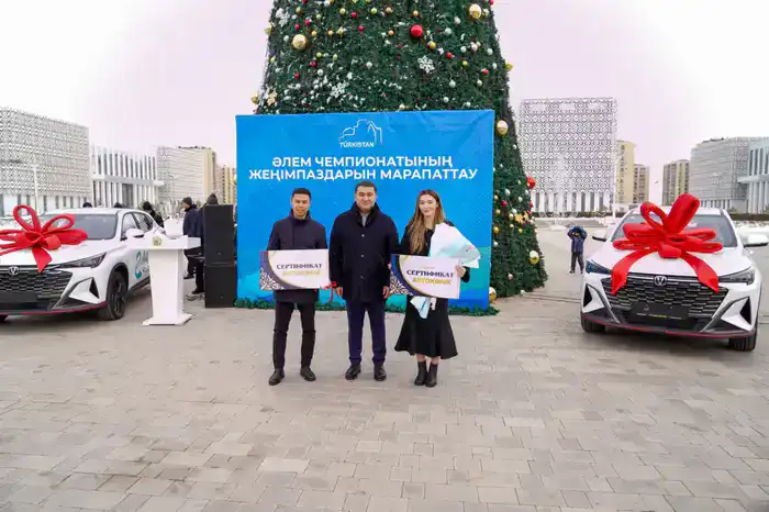 Туркестанский аким наградил чемпионов мира по боксу и каратэ автомобилями