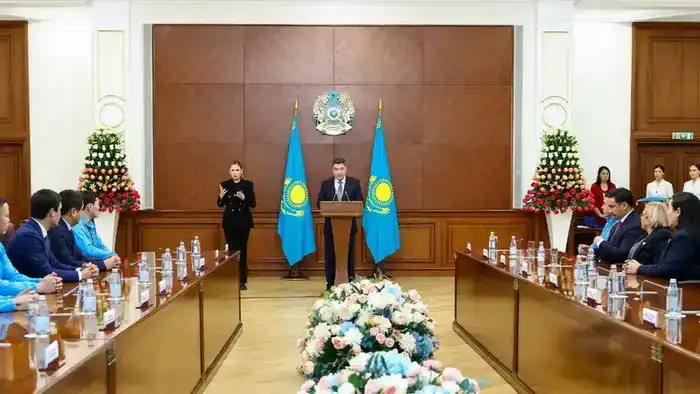 Чемпион Сурдлимпиады в Токио Еркебулан Канафин и его тренер награждены орденом «Құрмет» (6)