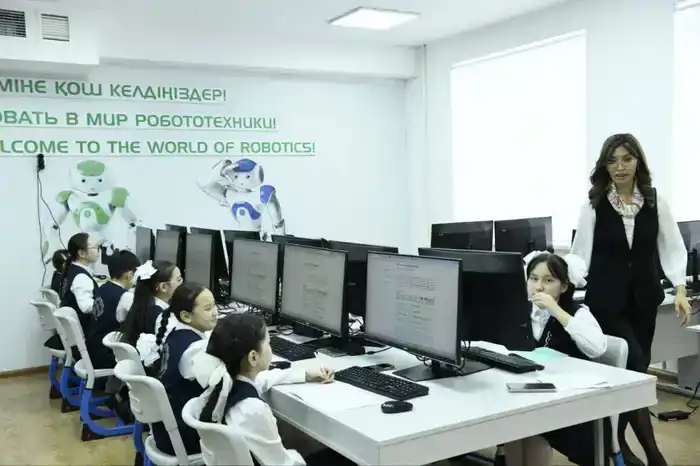 В Астане отметили 10-летие школы-гимназии №77 с презентацией ИИ-бота и выставкой работ учащихся
