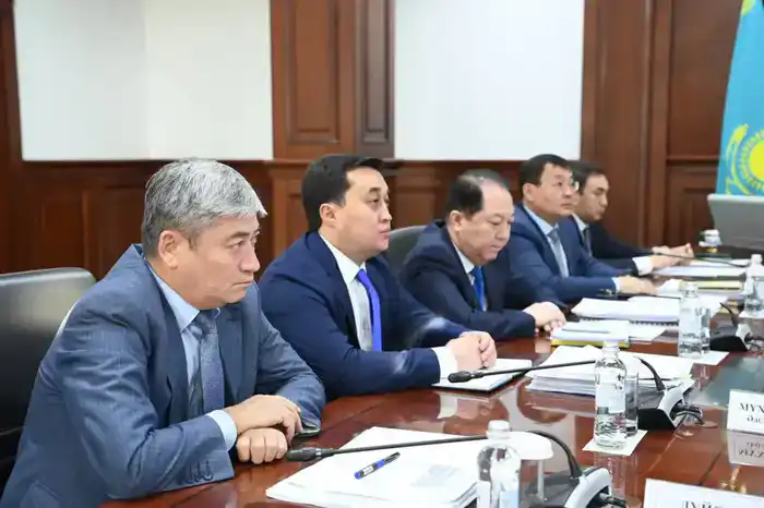 Глава региона призывает к выполнению всех планов для укрепления экономики области