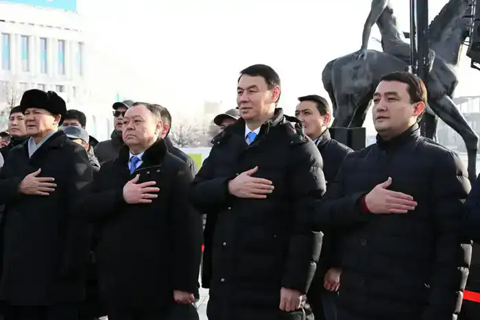 Аким Алматы возложил цветы к монументу «Тәуелсіздік» (4)