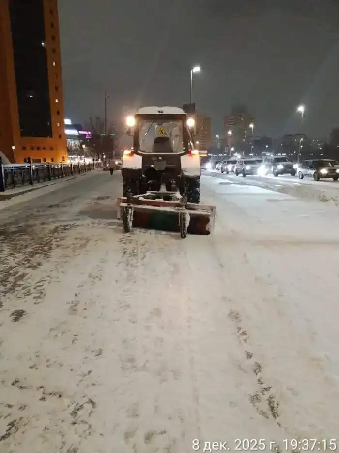 Свыше 1 тыс. единиц спецтехники заняты в снегоуборочных работах ночью в Астане (2)