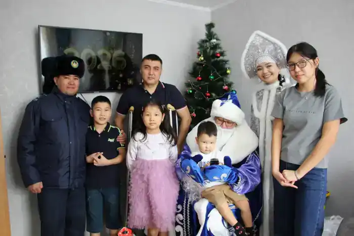 Дети сотрудников-героев получили новогодние подарки от полиции ВКО