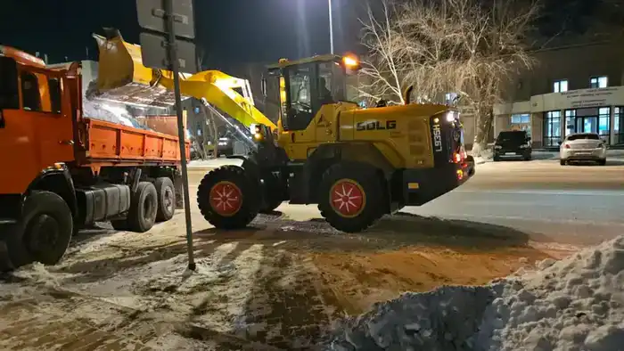 Свыше тысячи единиц спецтехники вышли на уборку снега в Астане в ночную смену (3)