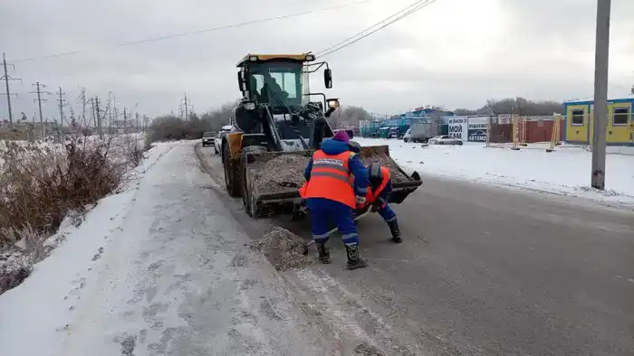 Более 1200 единиц спецтехники заняты в снегоуборочных работах в Астане (6)