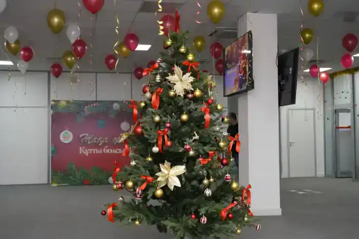 В Астане в центре «Жанұя» прошел новогодний праздник для 80 детей с выступлением артистов и вручением подарков