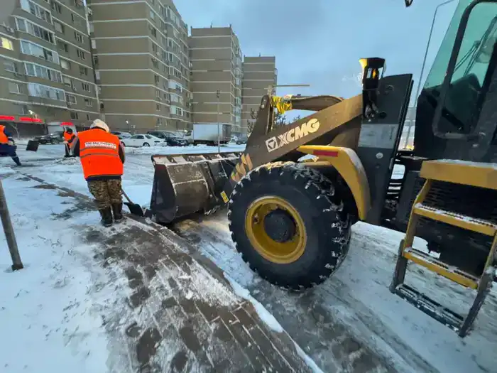 Снегоуборочные работы в Астане более 3000 дорожных рабочих и 1500 единиц техники