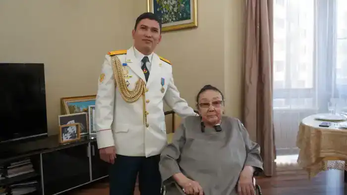 Бибигуль Тулегенова поблагодарила военнослужащих за концерт в честь её 96-летия