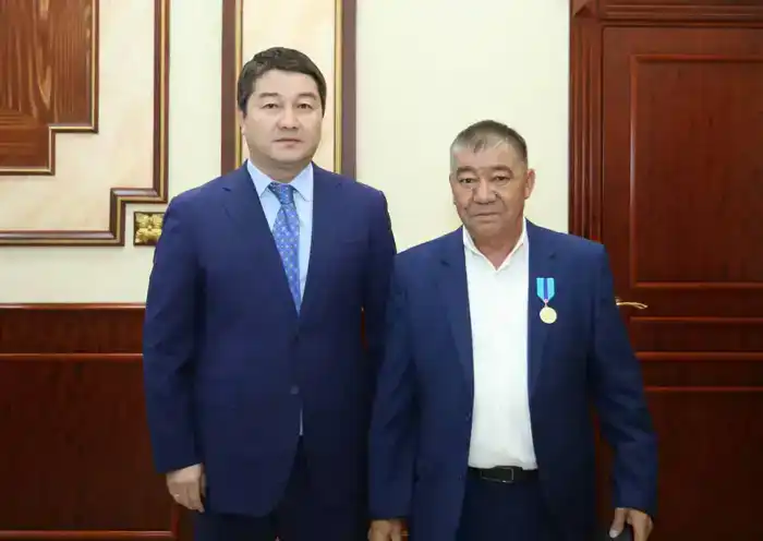 Нурдаулет Килыбай вручил ряду тружеников государственные награды (5)