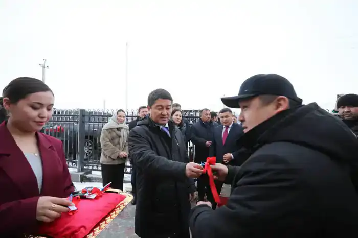 В селе Кендерли открыли новое здание акимата, вручили служебные автомобили (4)