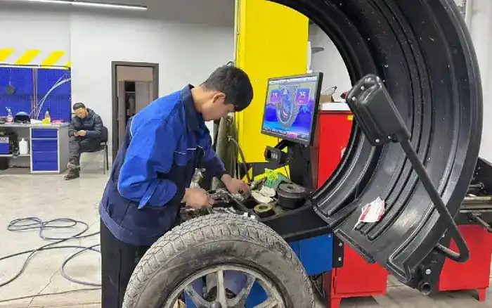 В Астане прошел конкурс, где мастера шиномонтажа ковали свою судьбу на дороге к успеху — «Лучший шиномонтажник – 2025»