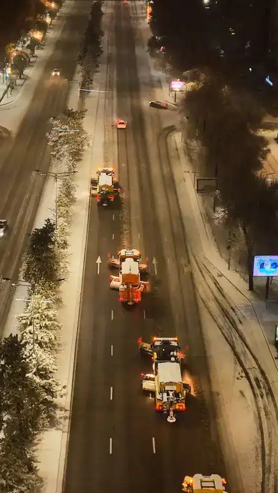 Коммунальные службы Алматы усилили работу из-за снегопада и 35 см снега