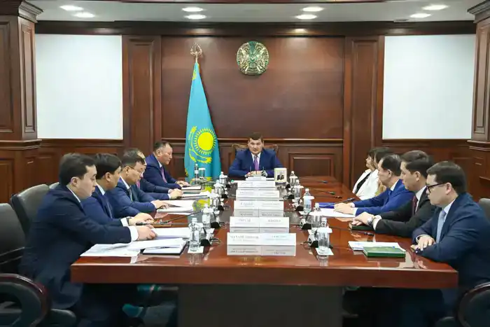 Аким области Нурлыбек Налибаев поздравил оперную певицу Айгерим Алтынбек с званием Заслуженный деятель Казахстана