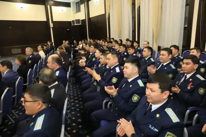 Аким области поздравил работников прокуратуры с профессиональным праздником (3)