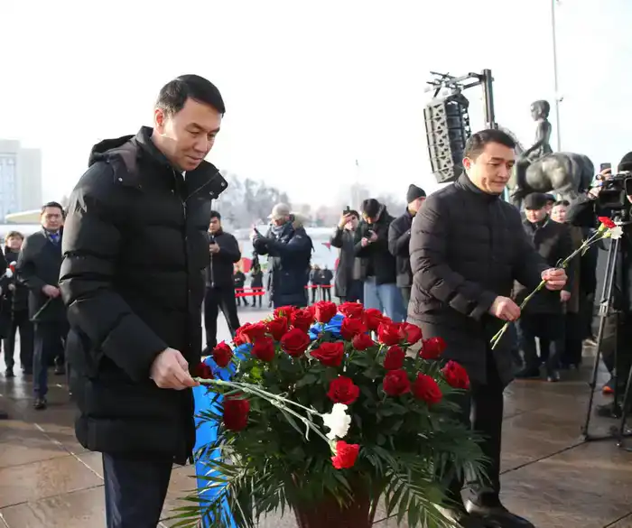 Аким Алматы возложил цветы к монументу «Тәуелсіздік» (6)