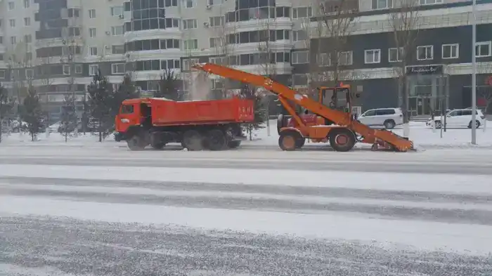 Работают без перерывов и выходных: как коммунальные службы борются со снегом и наледью в Астане (4)