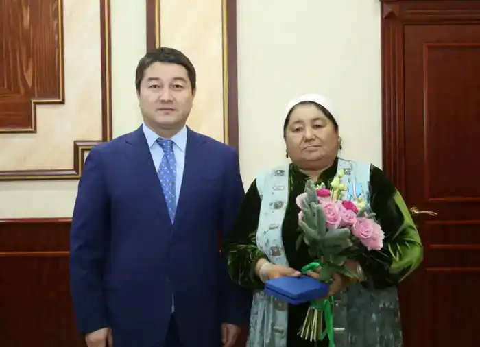 Нурдаулет Килыбай вручил ряду тружеников государственные награды (4)