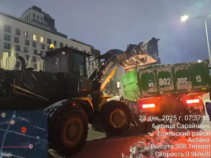 Около трех тысяч дорожных рабочих вышли на уборку снега в Астане (2)