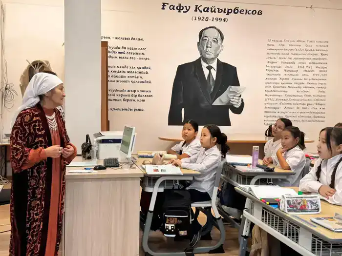 Мастер-класс по рукоделию для школьников от бабушек-волонтеров в Астане