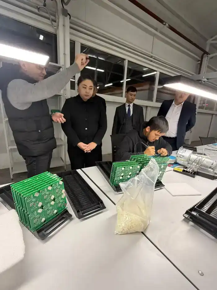 Внедрение современных цифровых решений: вице-министр Жаннат Дубирова посетила QR System (2)