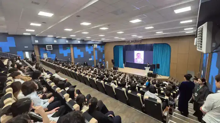 Дипфейки, дропперы, мошенники: столичным школьникам рассказали о цифровой безопасности (2)