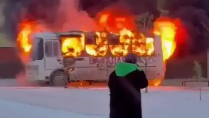 Сегодня утром в Косшы загорелся пассажирский автобус у школы, сообщает департамент по чрезвычайным ситуациям.