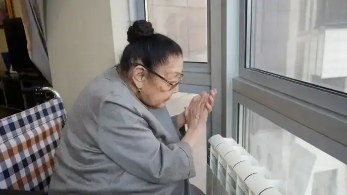 В Алматы военнослужащие с оркестром поздравили Бибигуль Тулегенову с днем рождения (4)