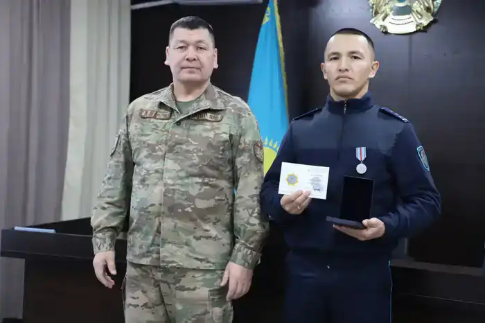 Геройский поступок полицейских в Ұлытау: спасение детей при пожаре как пример мужества и профессионализма