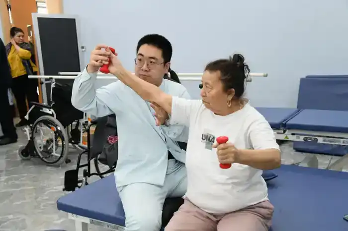 День открытых дверей для пожилых горожан провели в столичной клинике (3)