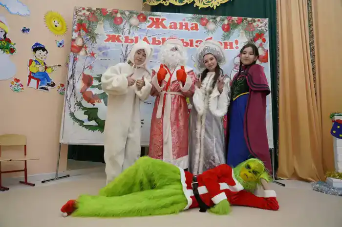 В столичном детском саду прошел новогодний утренник для особенных детей (3)