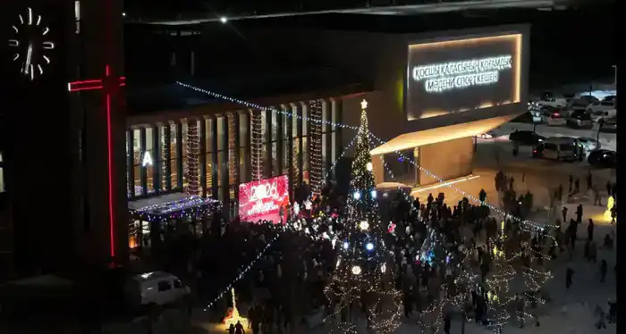 Первая елка в истории г. Косшы зажглась на городской площади (2)