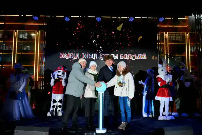 В Семее зажгли огни новогодней елки (4)