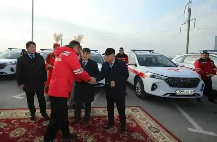 В Мангистауской области медицинским учреждениям передали новые санитарные автомобили (8)