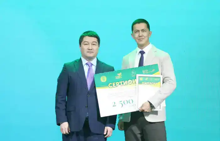 Зеленый след: Эко-челлендж «Таза Маңғыстау» очистил землю от мусора и высадил лес