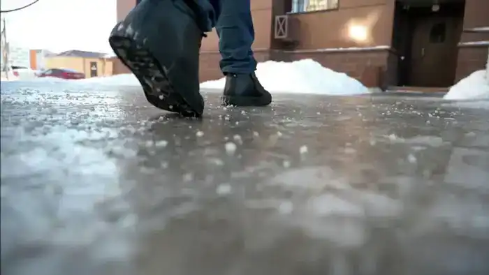 Астана под снежным одеялом: коммунальные службы неустанно очищают город