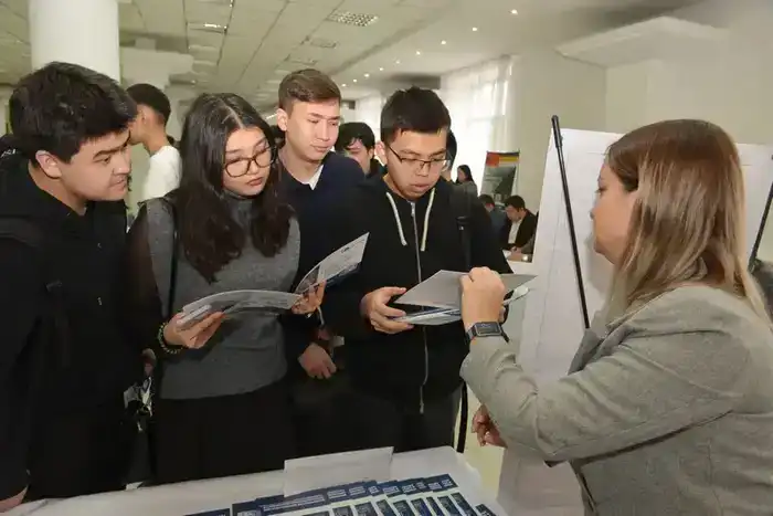 Крупные предприятия Карагандинской области представили вакансии студентам КарТУ (3)