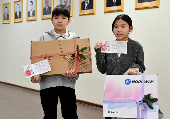 Аким области исполнил новогодние желания детей в Петропавловске