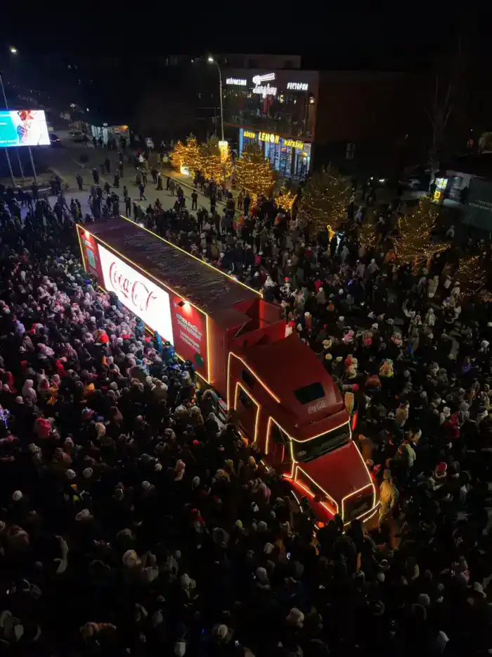 Караван Coca-Cola привнес дух праздника в Конаев