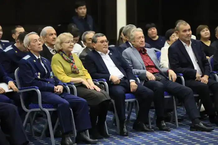 Аким области поздравил работников прокуратуры с профессиональным праздником (9)