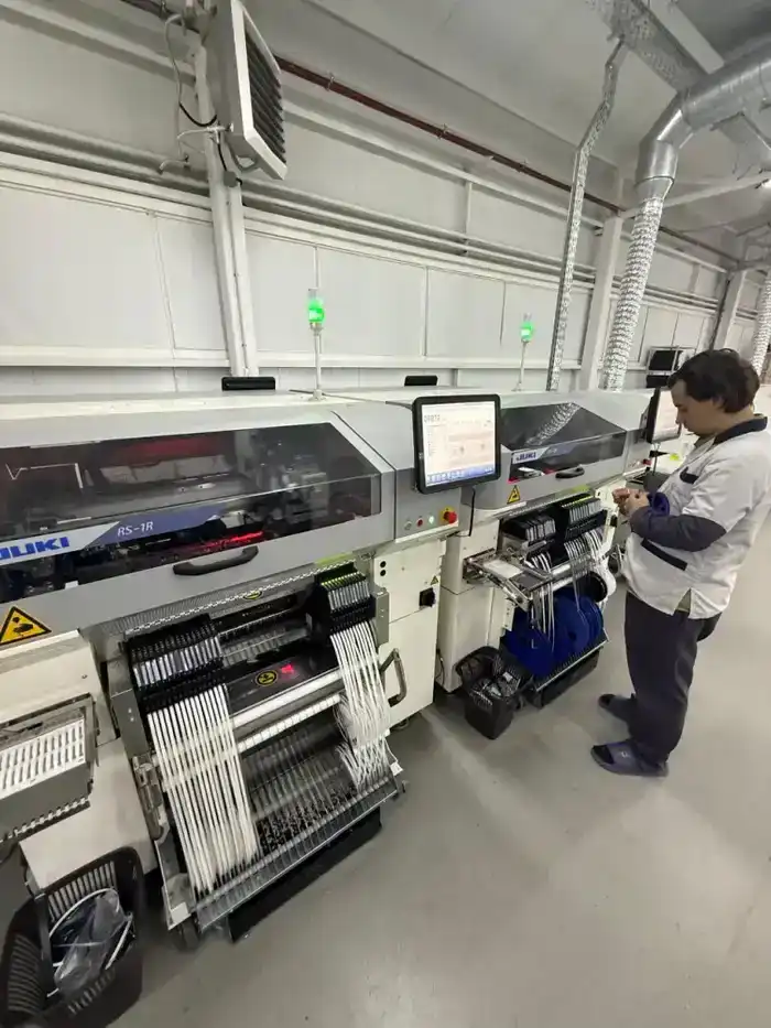 Внедрение современных цифровых решений: вице-министр Жаннат Дубирова посетила QR System (3)