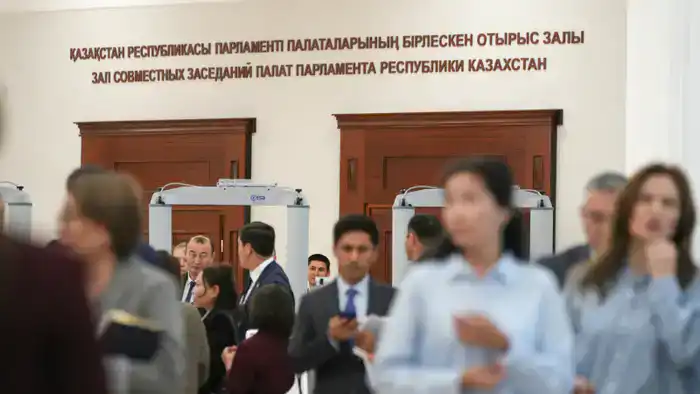 Правительство Казахстана готовит 12 законопроектов для Парламента в 2026 году, включая инициативы по бюджету, мобилизации и страхованию жилья, сообщил министр юстиции Ерлан Сарсембаев.